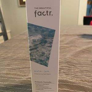 THE BEAUTIFUL FACTR
Water Jam Cleansing Gel Balm